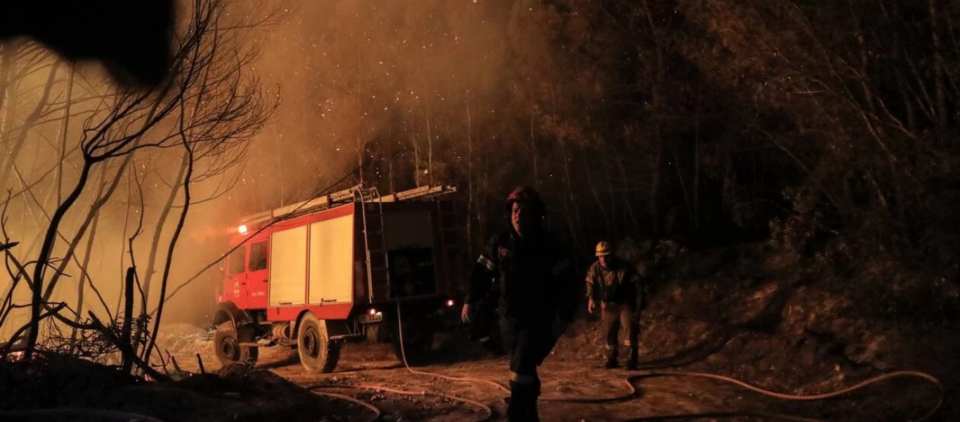 Μαίνεται η φωτιά στη Ρόδο: Καίγονται τα πάντα και η κυβέρνηση κατηγορεί την «κλιματική απειλή» -Κοιμήθηκαν σε παραλίες